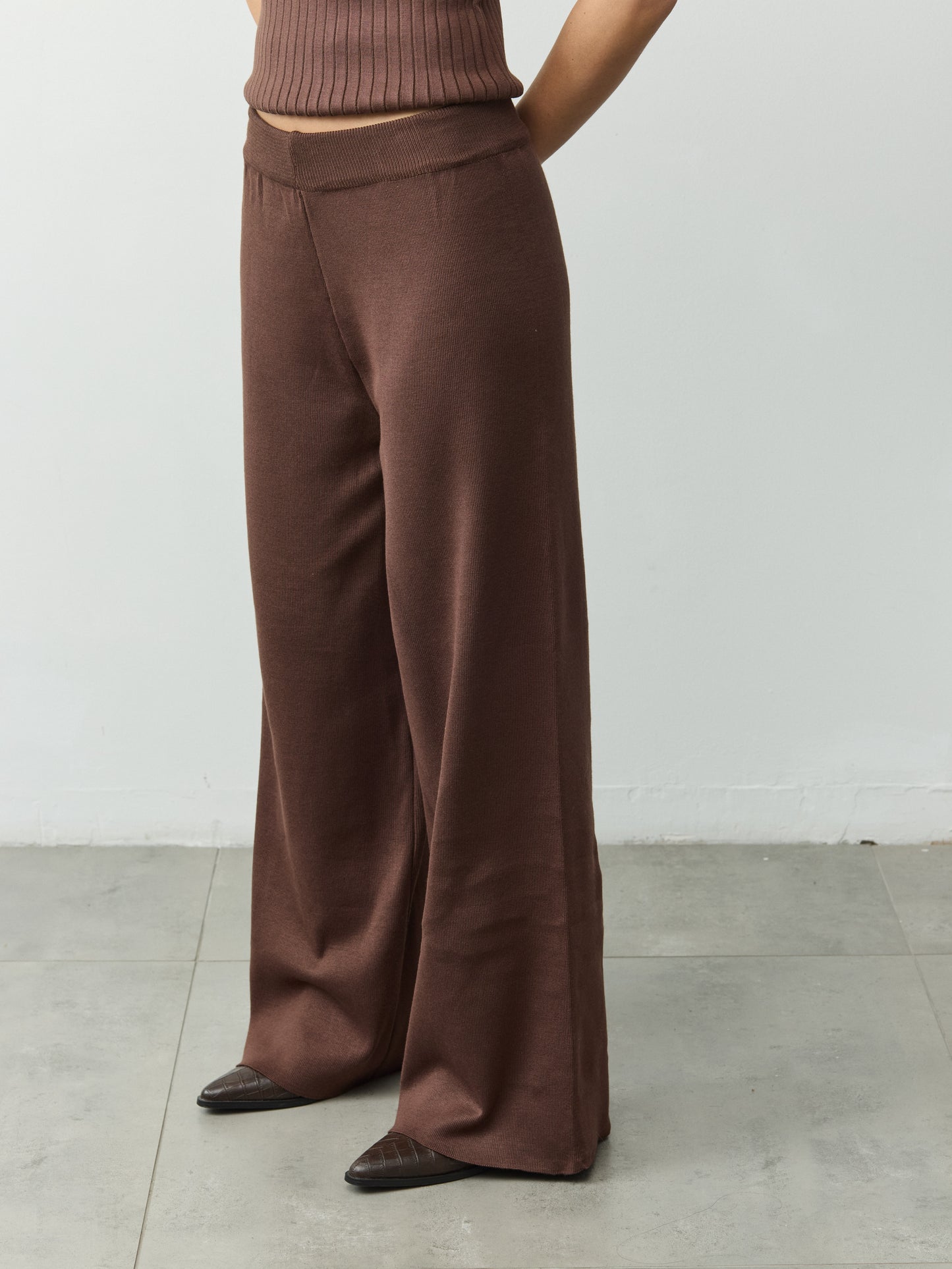 חליפת סריג ונסה | חום