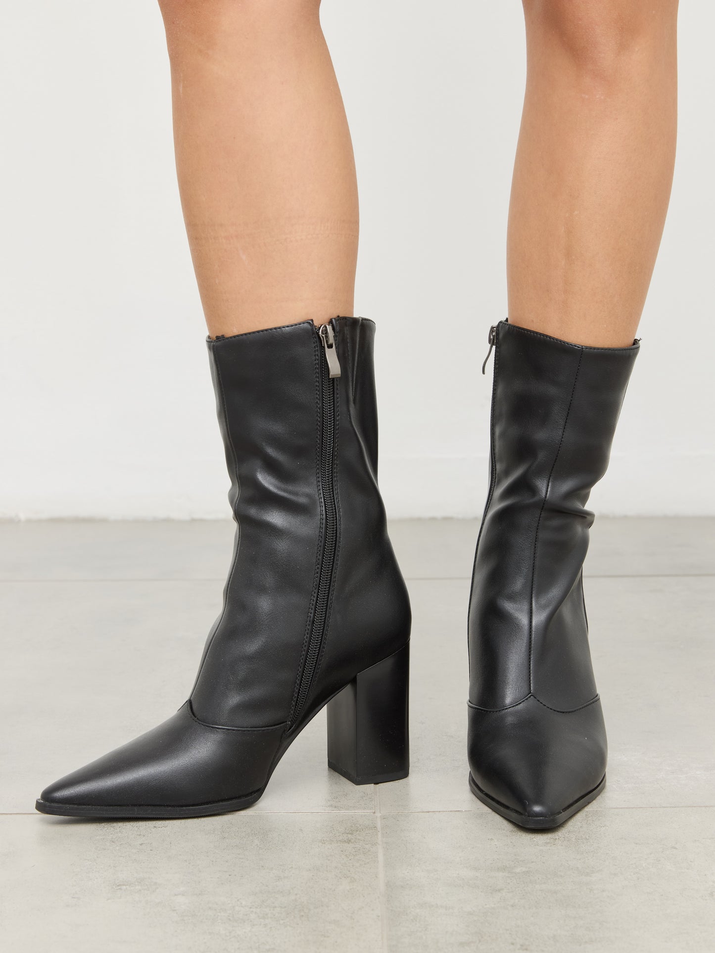 מגפוני עקב שפיץ אמלי | שחור