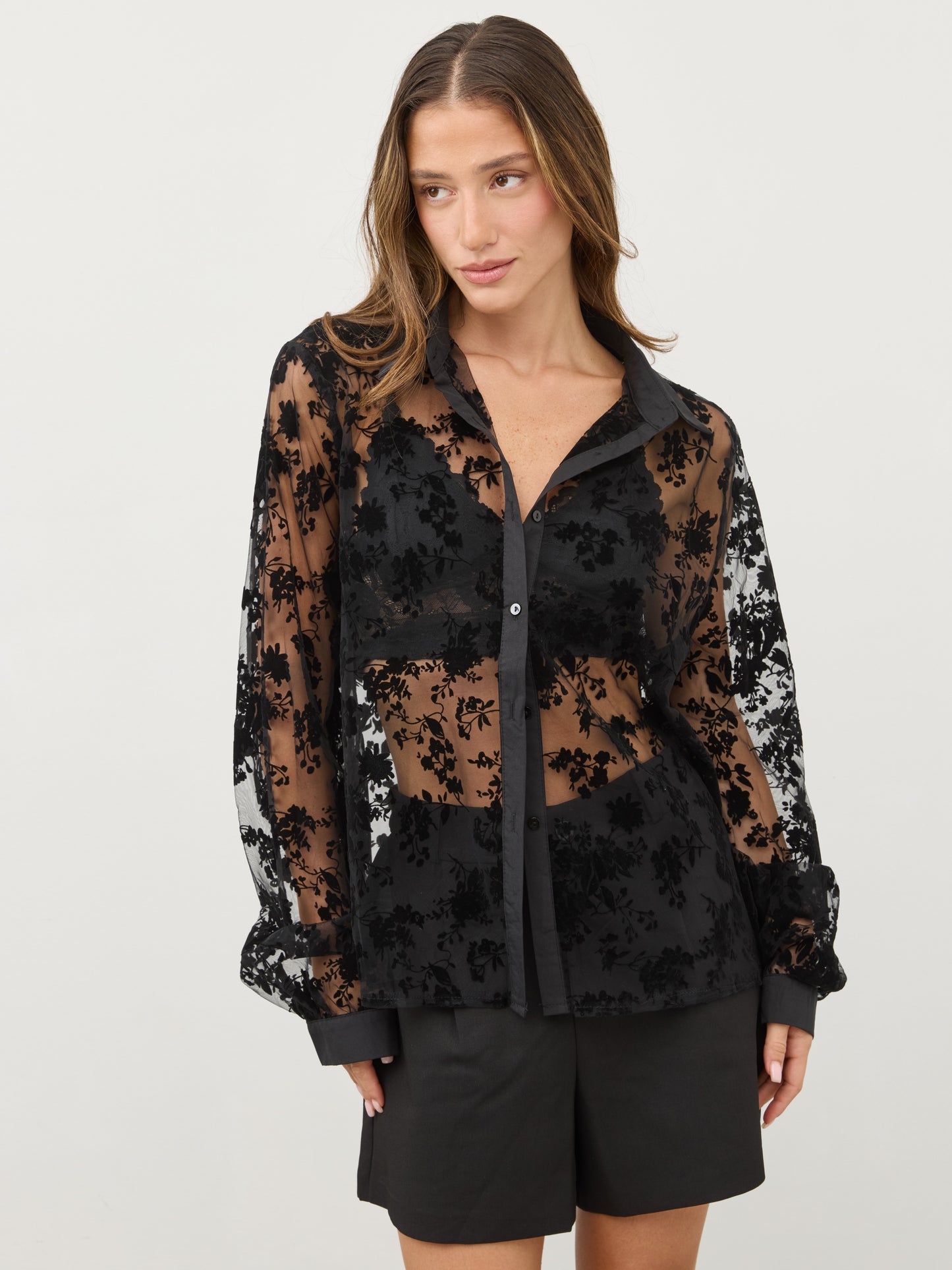 חולצת תחרת קטיפה אמי | שחור