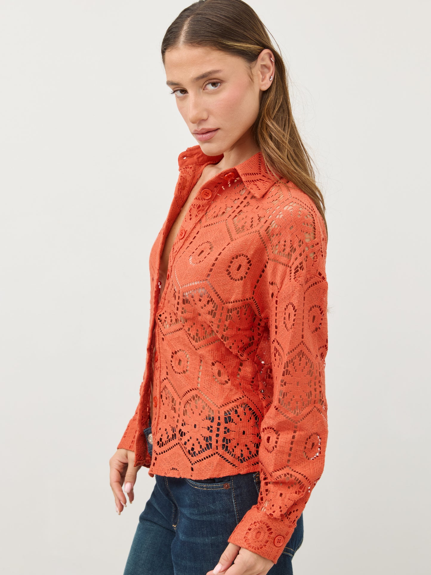 חולצת תחרה  מכופתרת דוני | חמרה