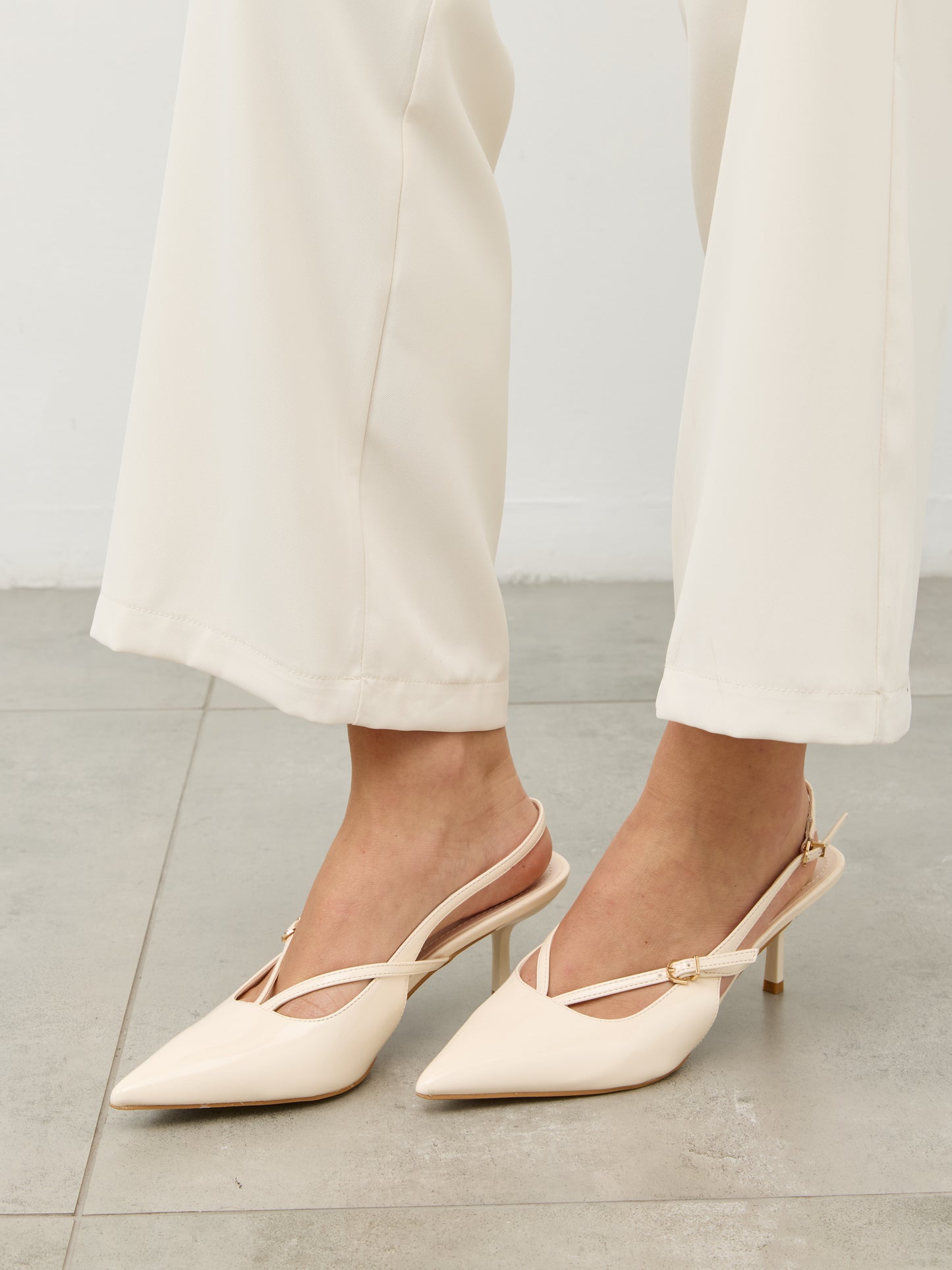 נעלי עקב רצועות שפיץ בלה | בז' לק