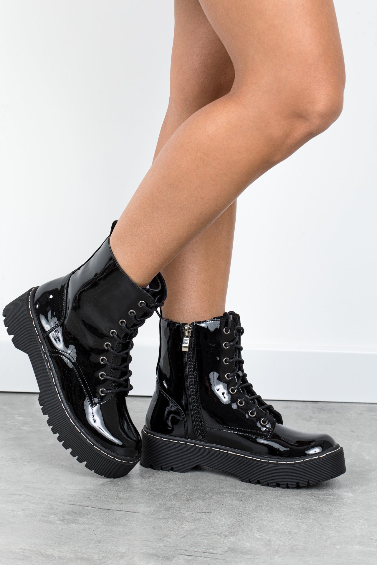 מגפונים עם עקב קטן בצבע שחור מבריק