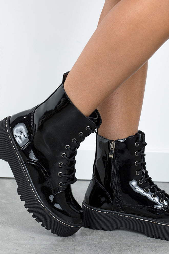 מגפונים עם סוליית טרקטור בצבע שחור מבריק