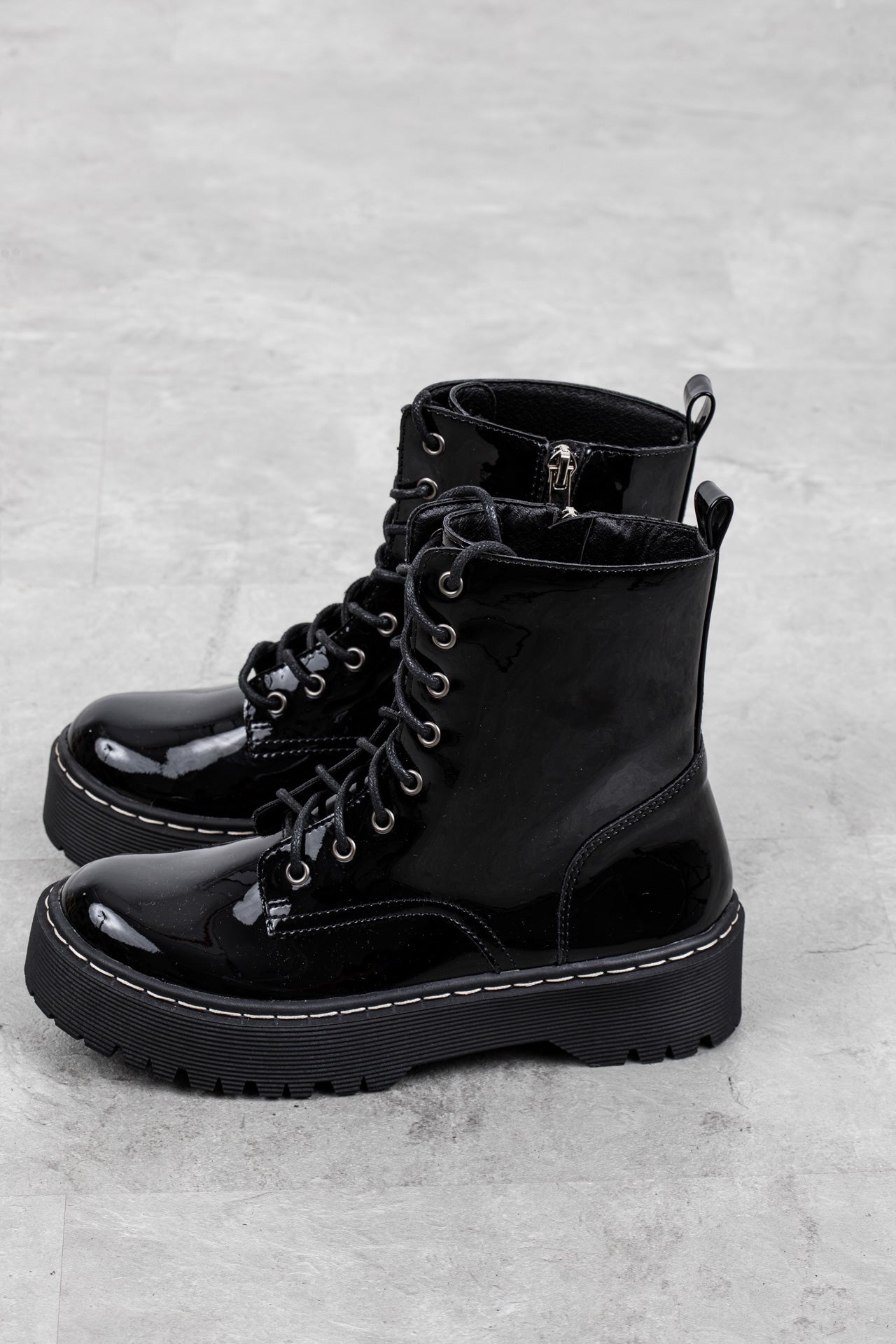 מגפוני סוליית טרקטור בצבע שחור לק