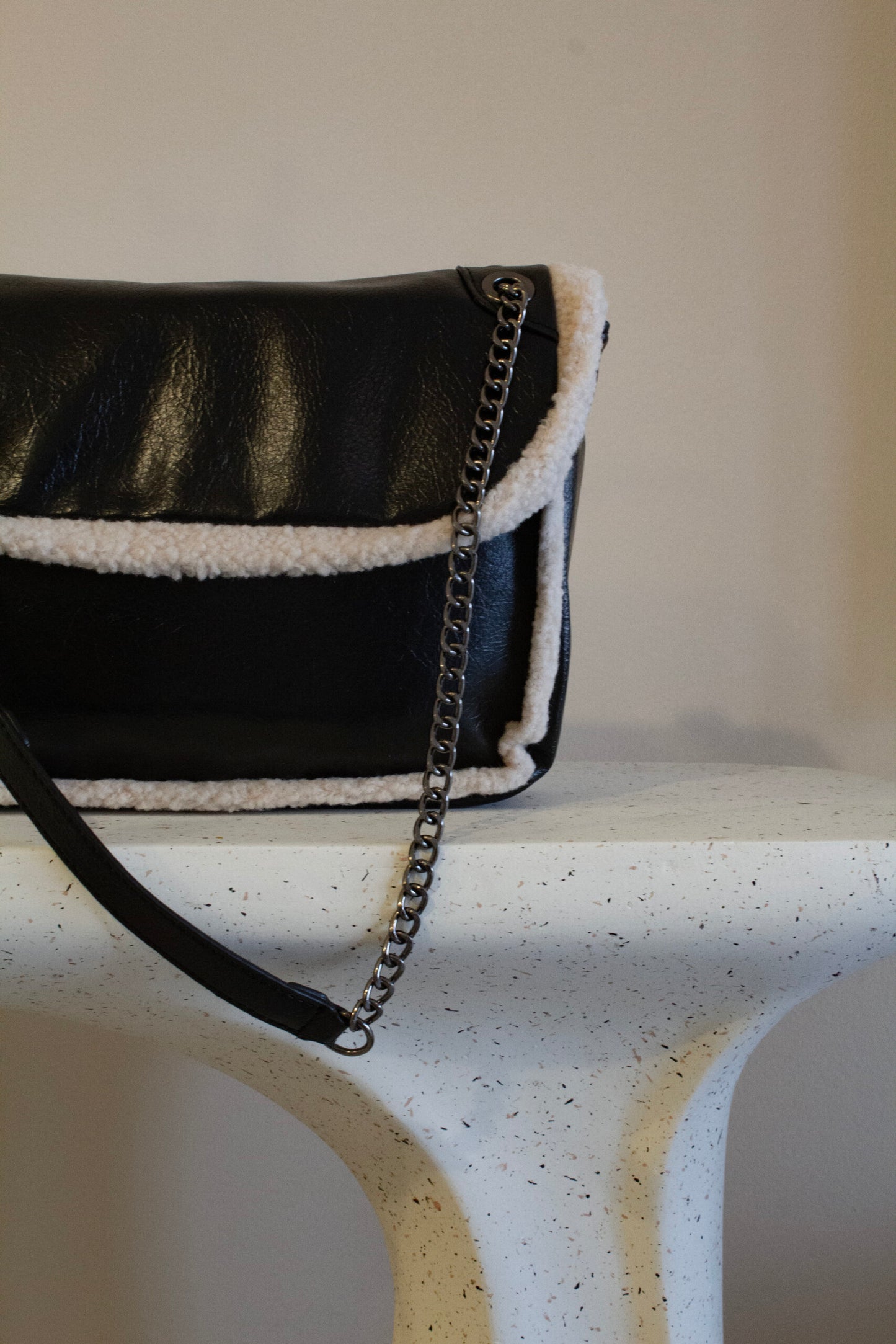 תיק דמוי פרווה ריד | שחור