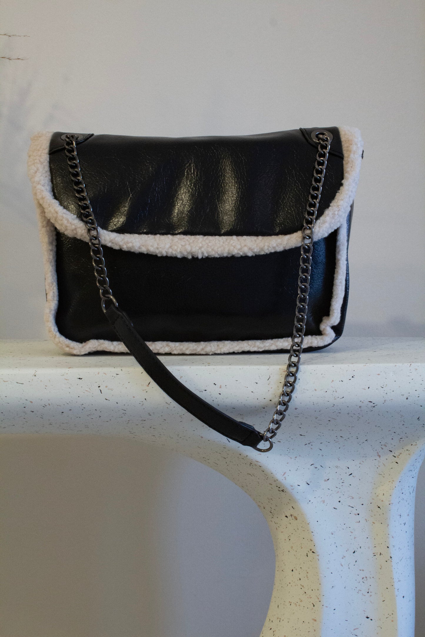 תיק דמוי פרווה ריד | שחור