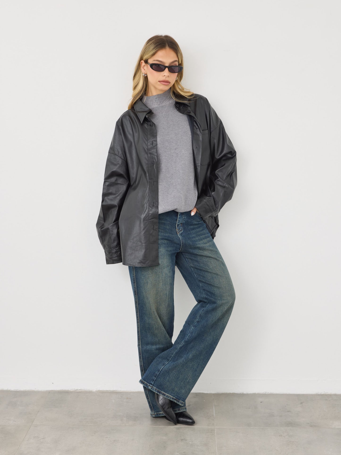 חולצה מכופתרת  דמוי עור קיה | שחור