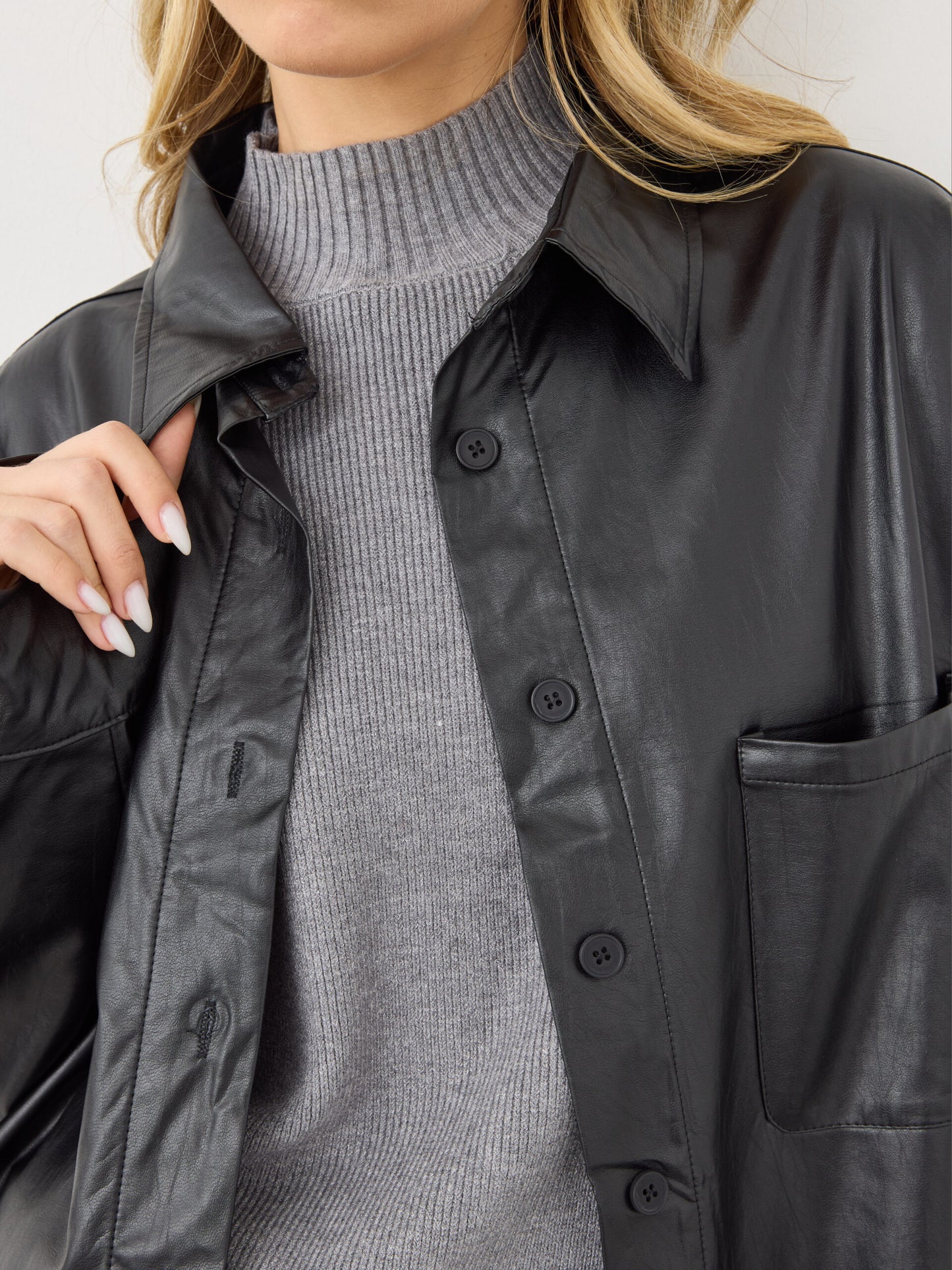 חולצה מכופתרת  דמוי עור קיה | שחור