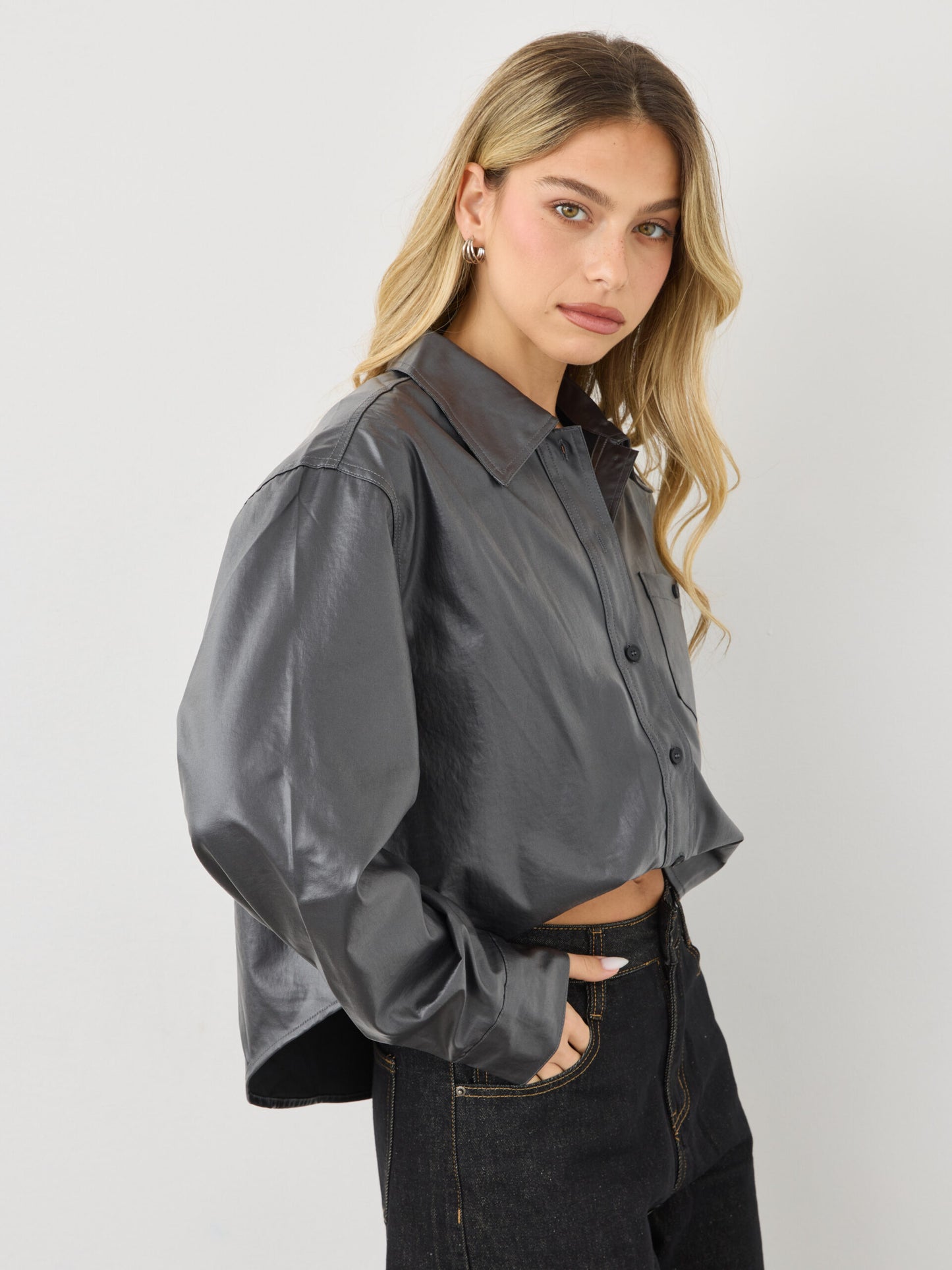 חולצה מכופתרת דמוי עור קנדל | שחור