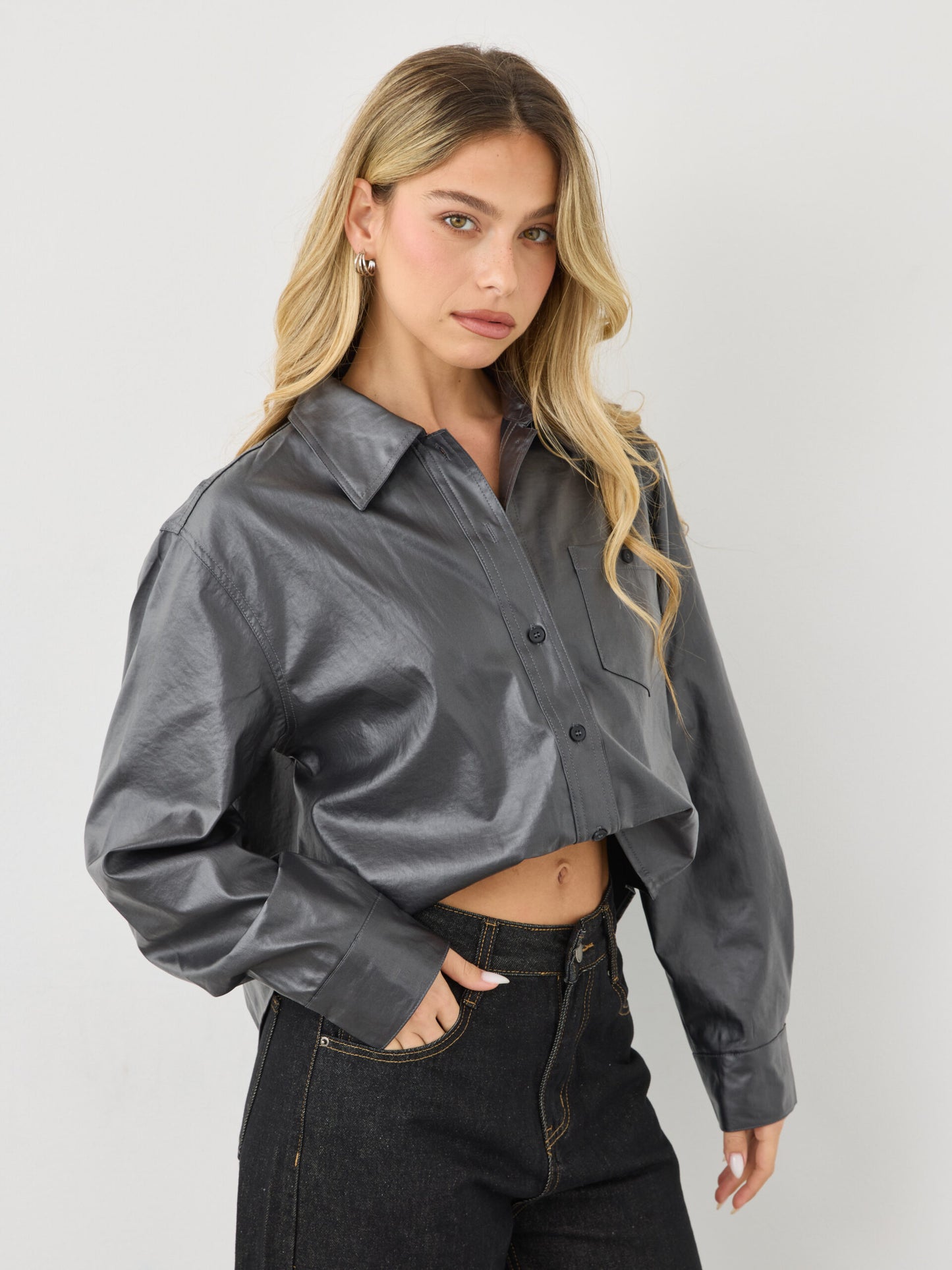 חולצה מכופתרת דמוי עור קנדל | שחור