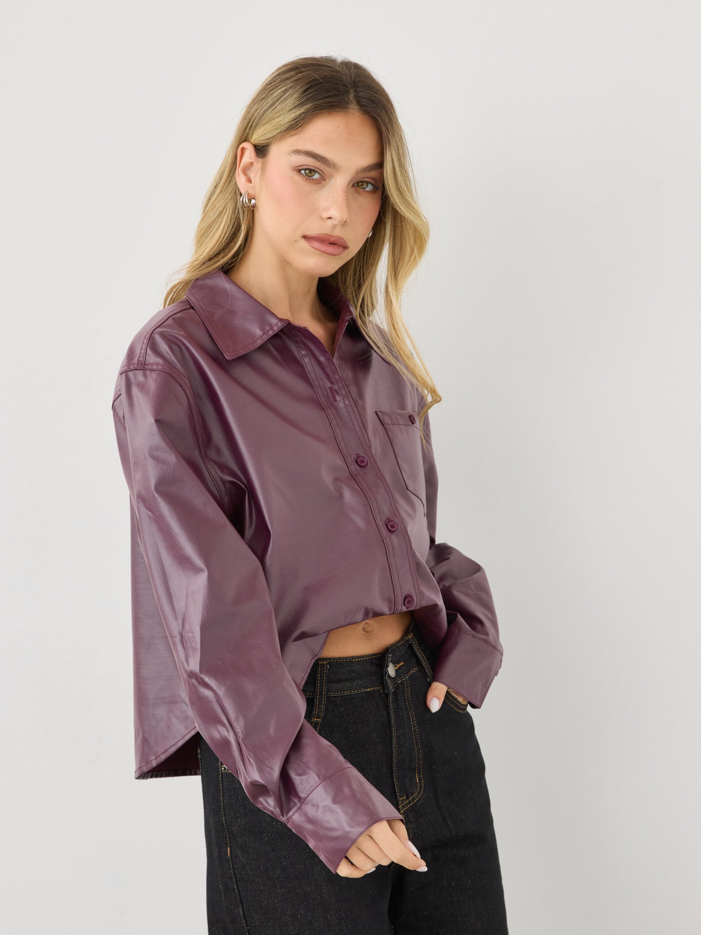 חולצה מכופתרת דמוי עור קנדל | בורדו