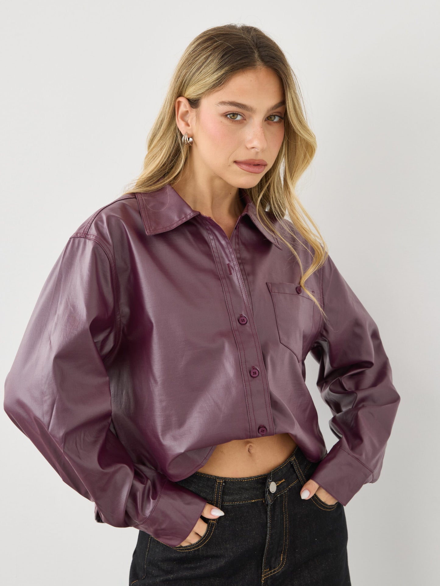 חולצה מכופתרת דמוי עור קנדל | בורדו