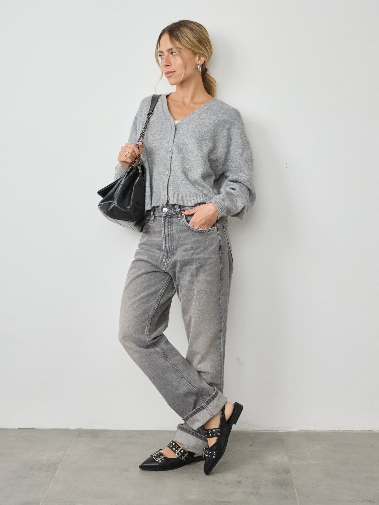 נעלי בובה ניטים שפיץ אודט | שחור