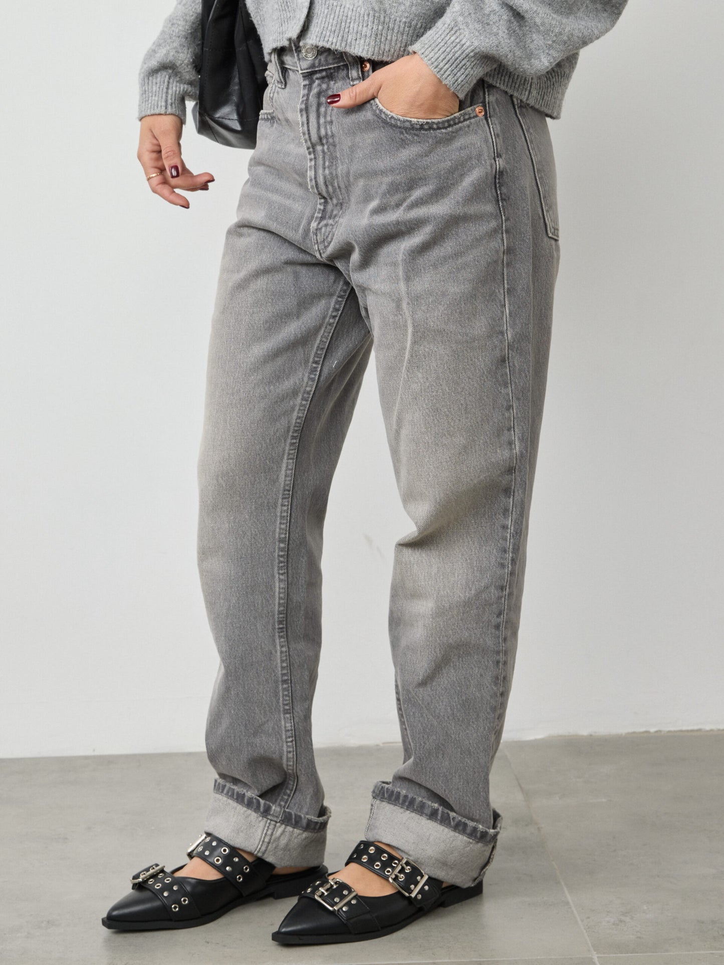 נעלי בובה ניטים שפיץ אודט | שחור