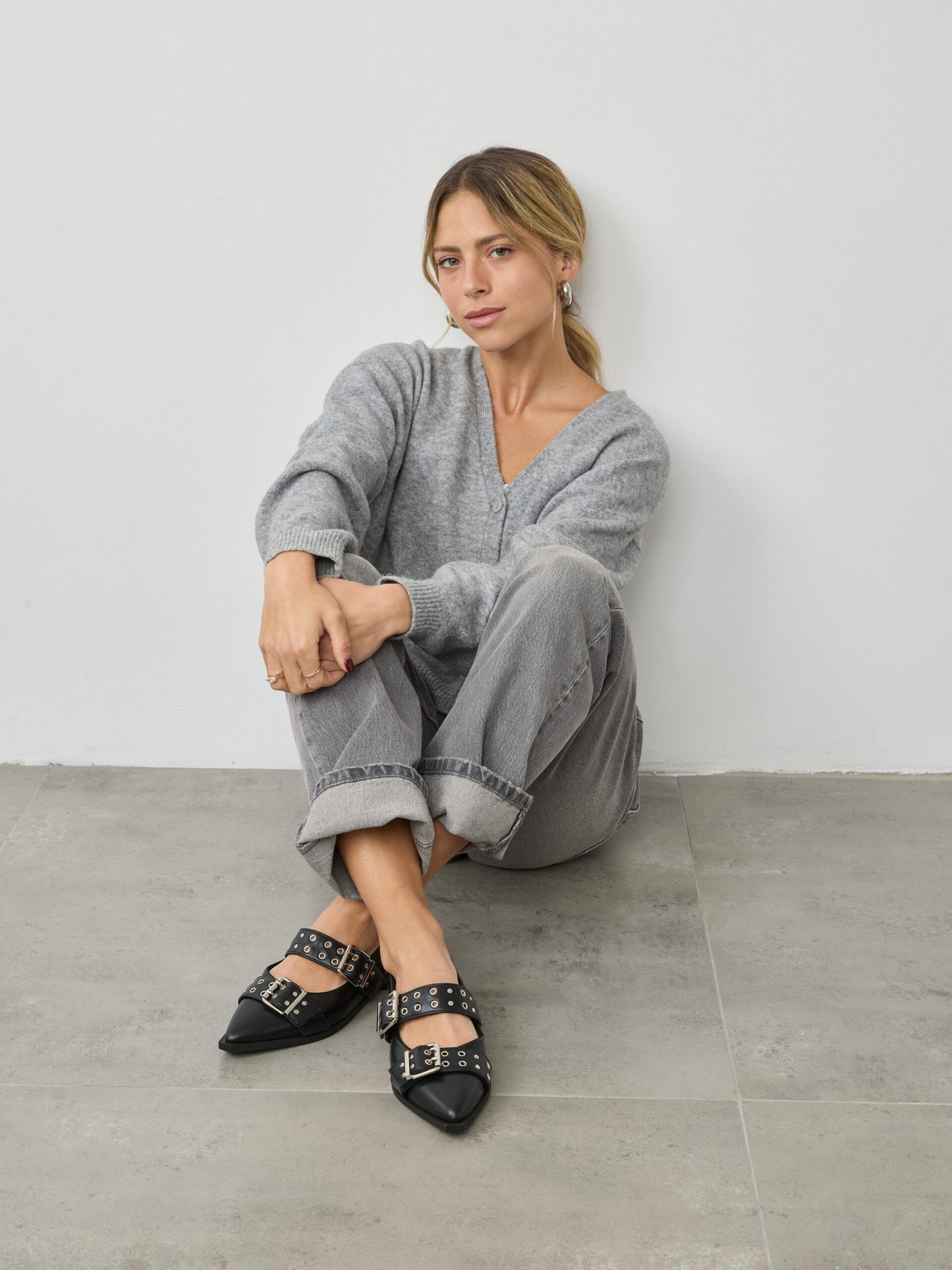 נעלי בובה ניטים שפיץ אודט | שחור