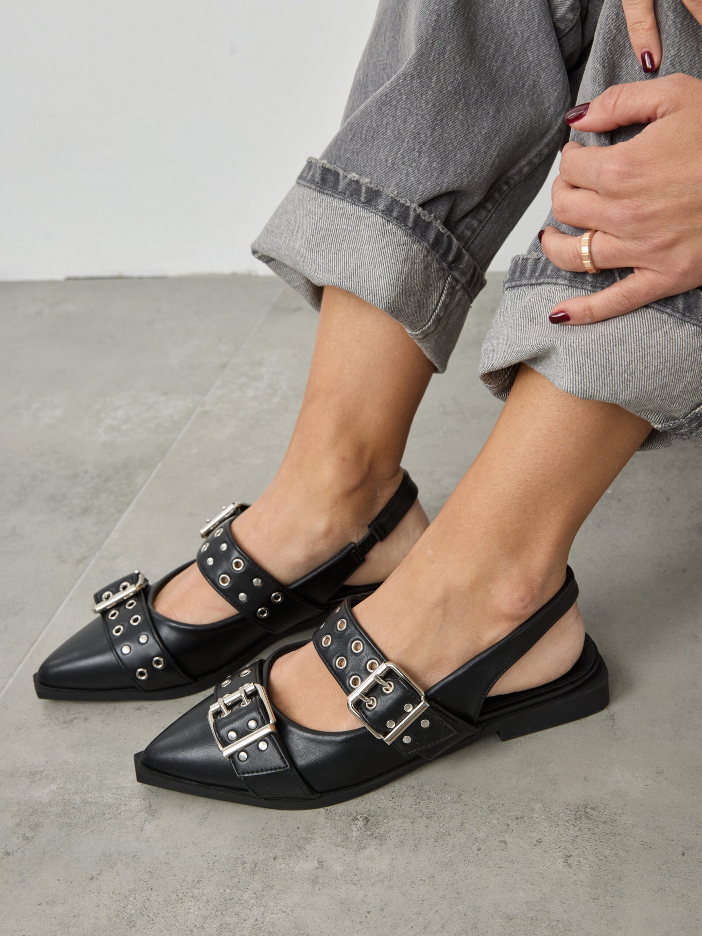 נעלי בובה ניטים שפיץ אודט | שחור
