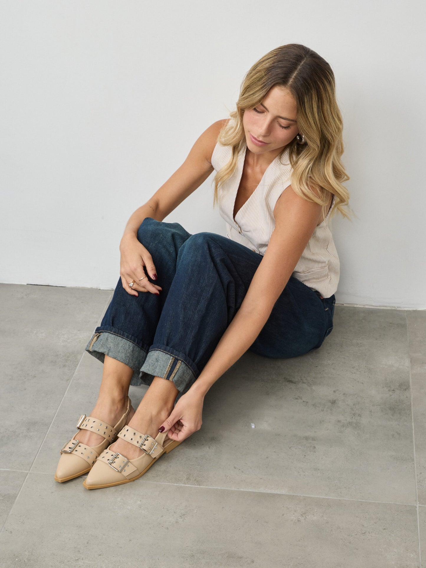 נעלי בובה ניטים שפיץ אודט | בז'