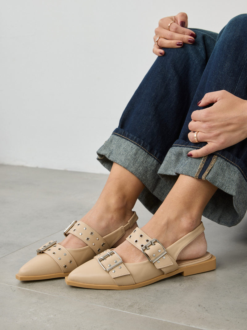 נעלי בובה ניטים שפיץ אודט | בז'