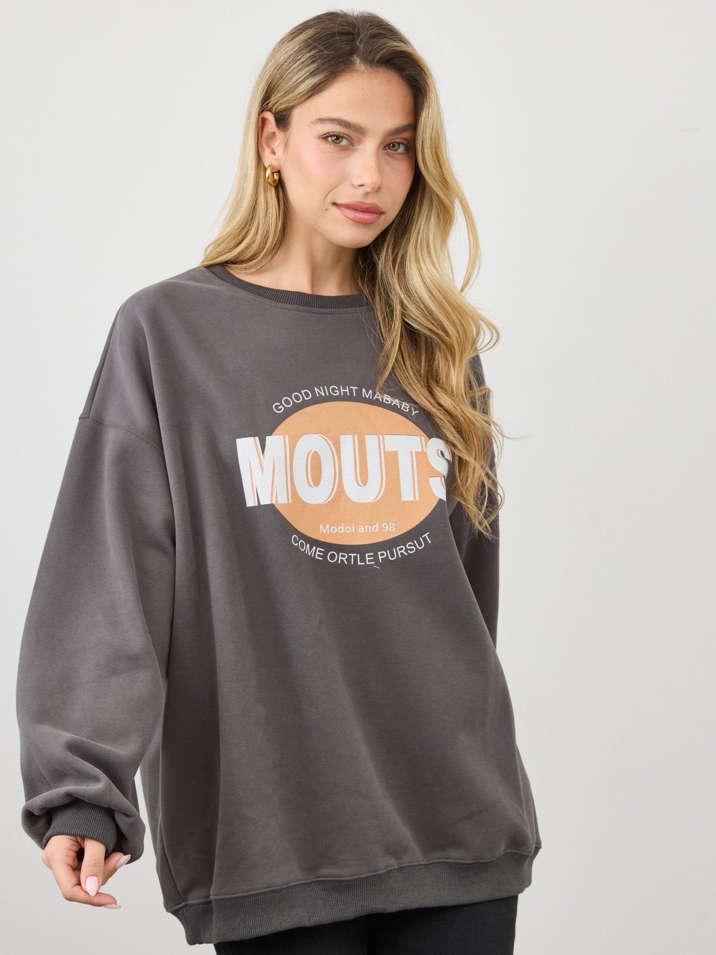 סוויטשירט בהדפס MOUTS | אפור