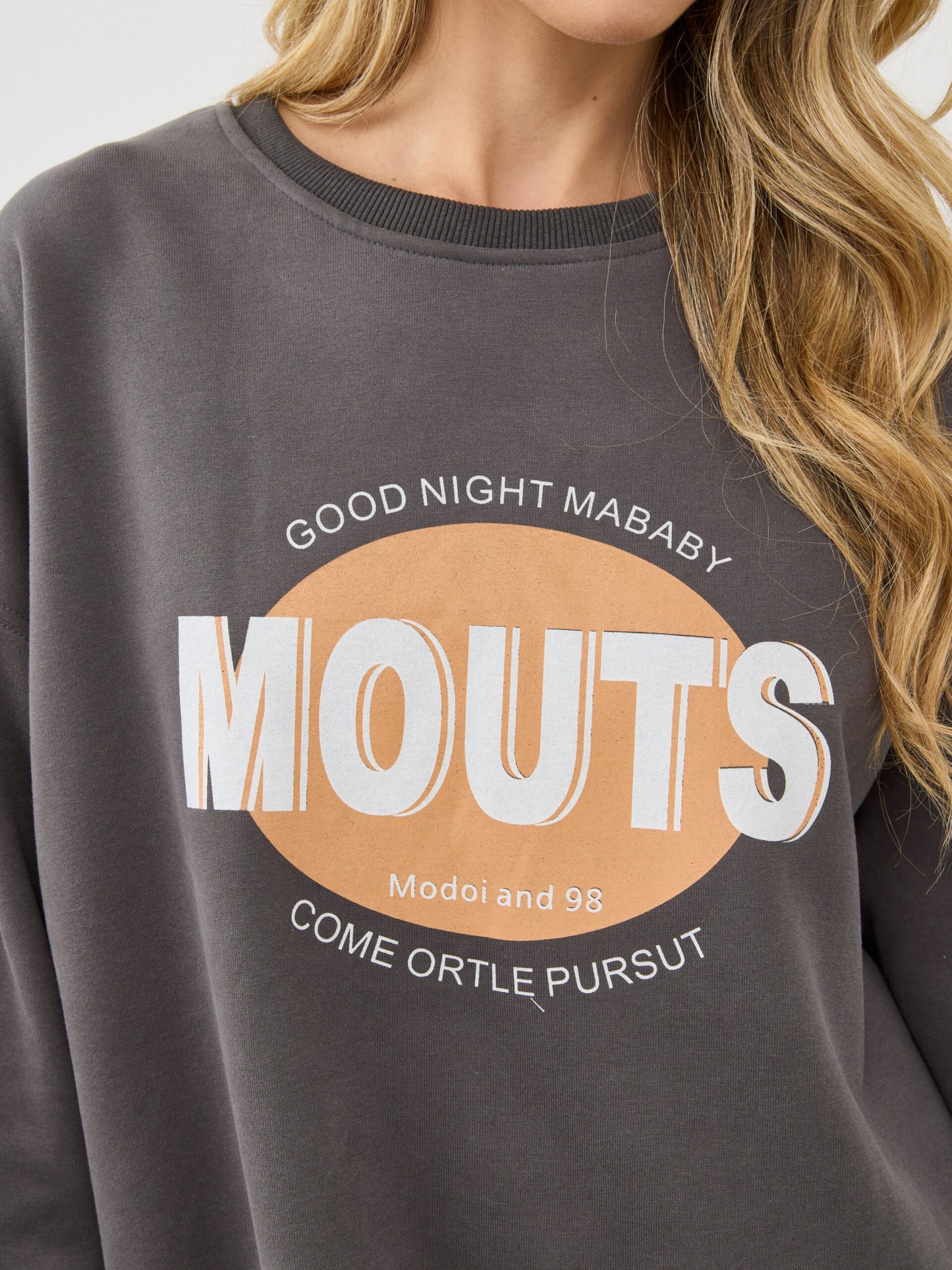 סוויטשירט בהדפס MOUTS | אפור