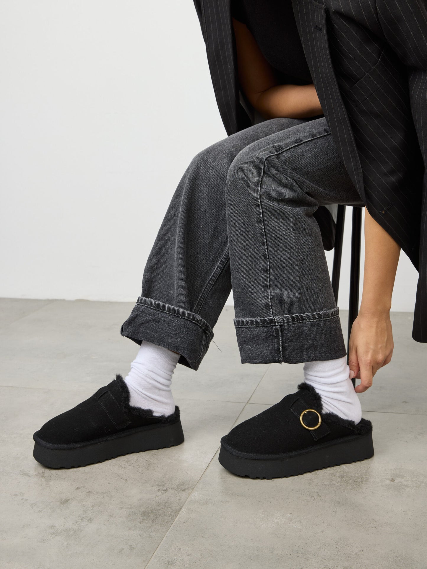 כפכפי פרווה אבזם אסטריד | שחור