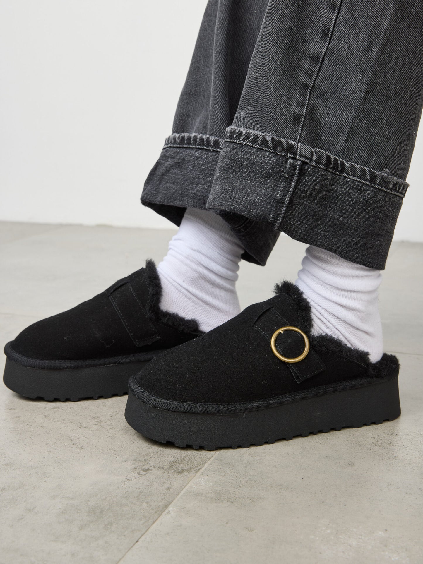 כפכפי פרווה אבזם אסטריד | שחור