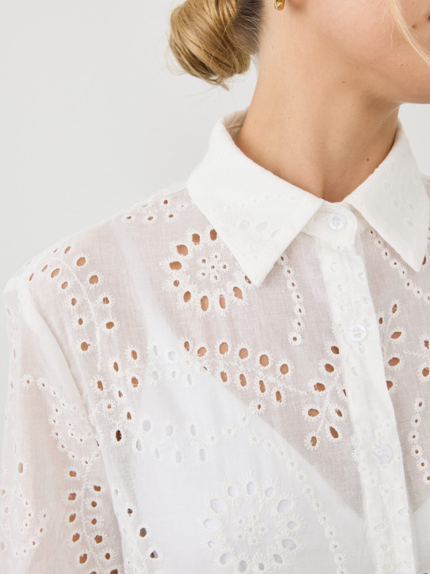 חולצה מכופתרת תחרה קריסטין | לבן