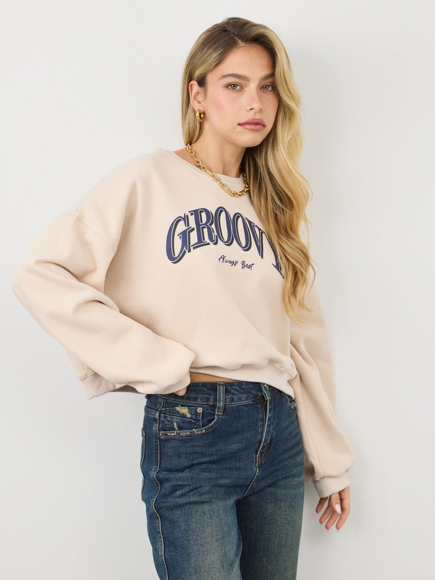 סווטשירט עם כיתוב GROOVY | בז'