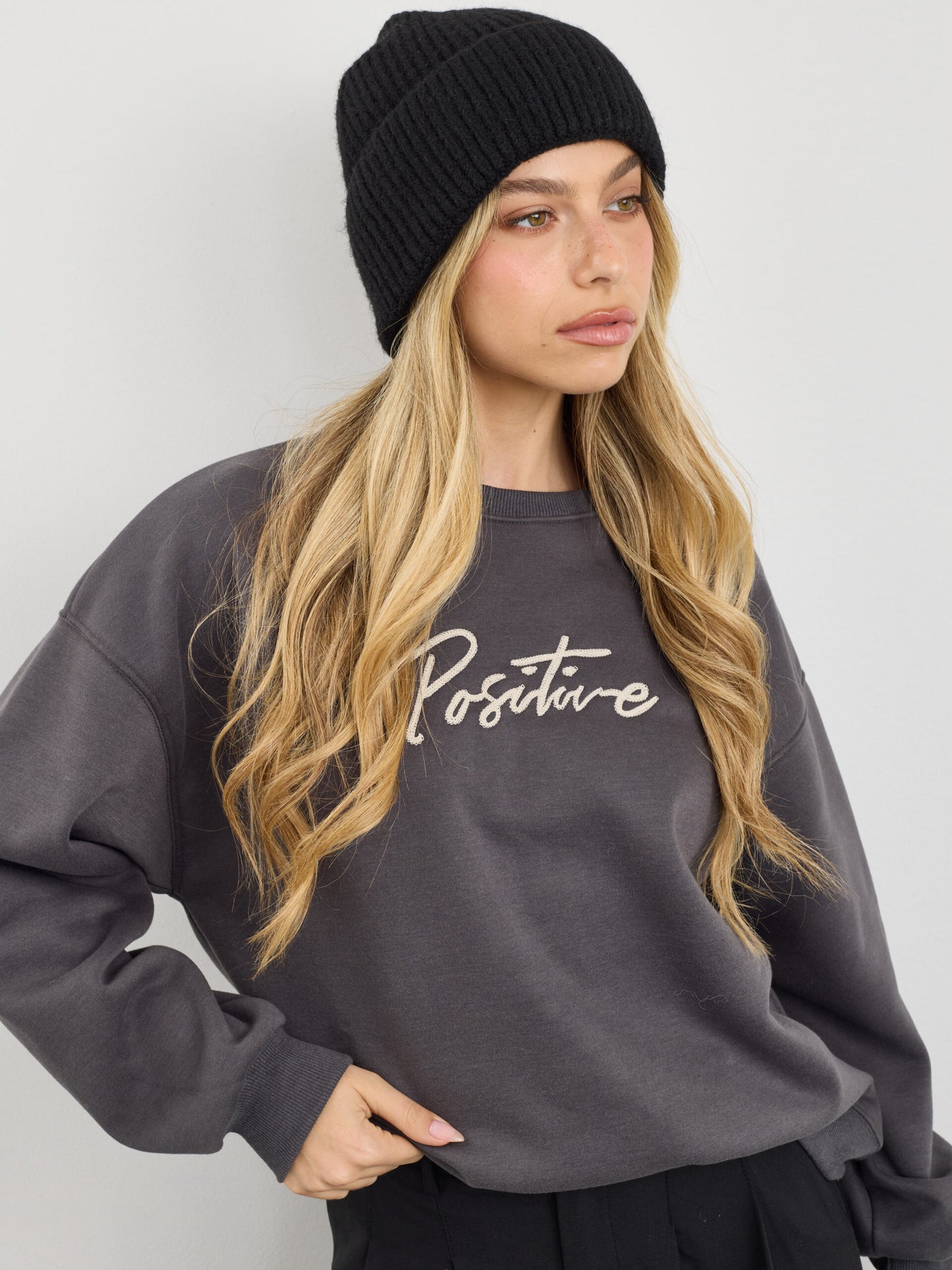 סווטשירט הדפס POSITIVE | אפור