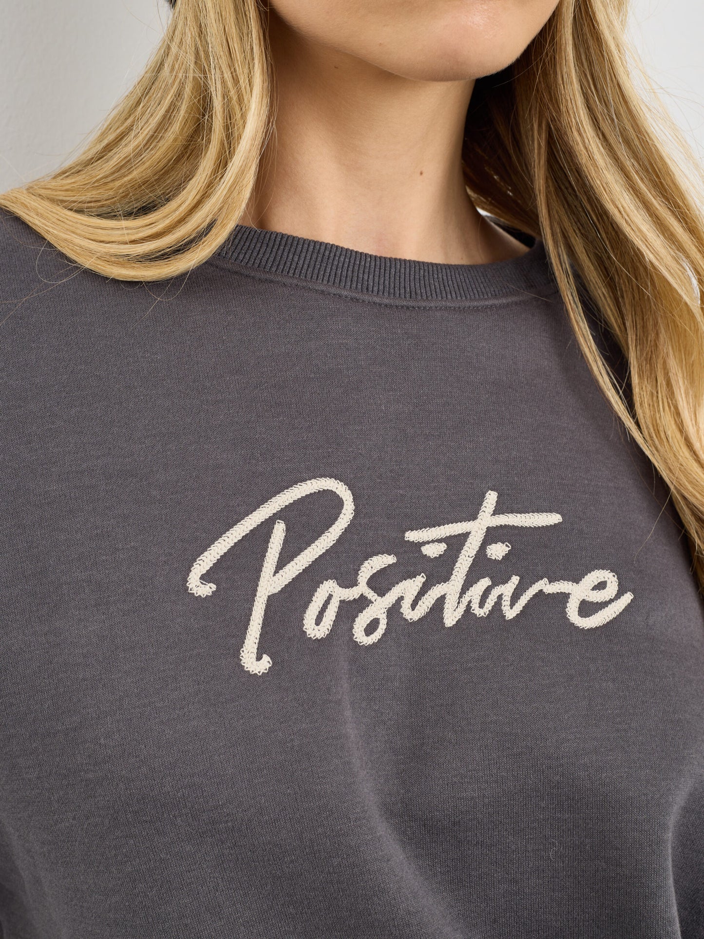 סווטשירט הדפס POSITIVE | אפור