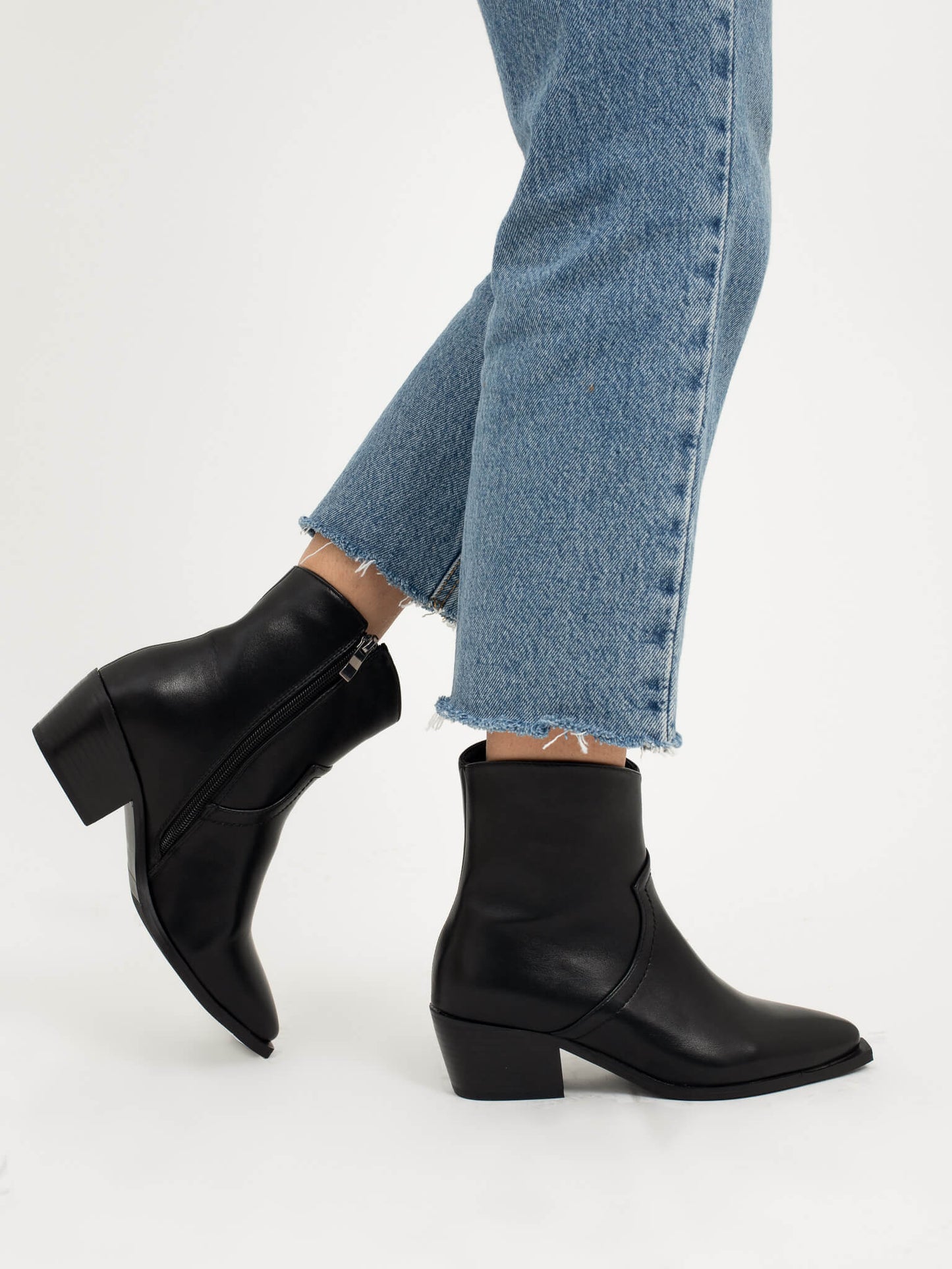 מגפון שחור עם עקב קטן בסגנון קאובוי עם שפיץ