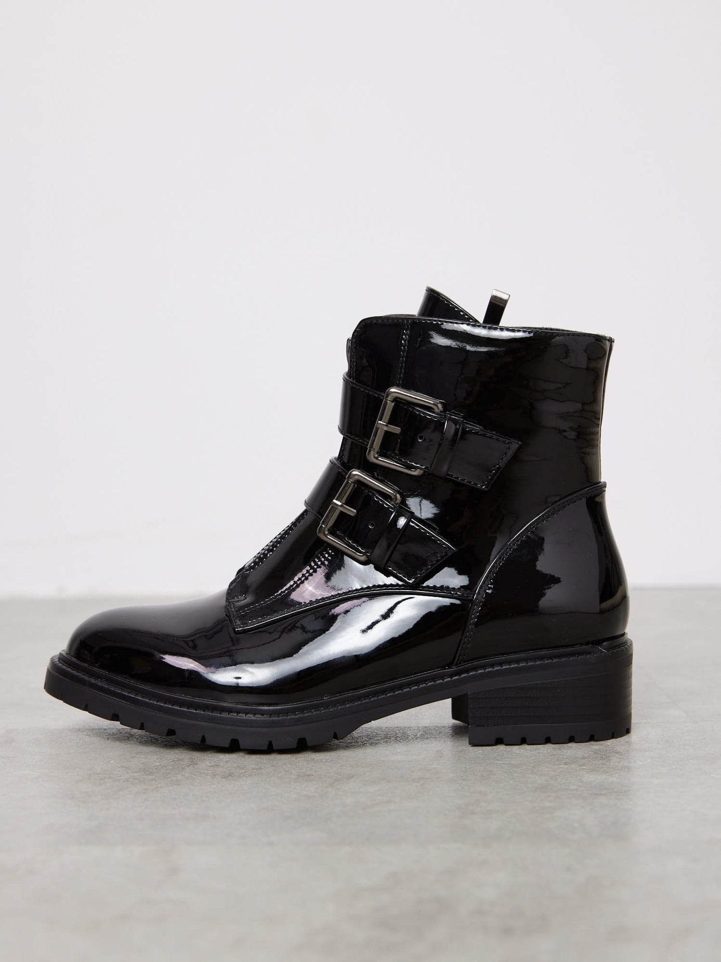 מגפון עקב לנשים שחור מבריק