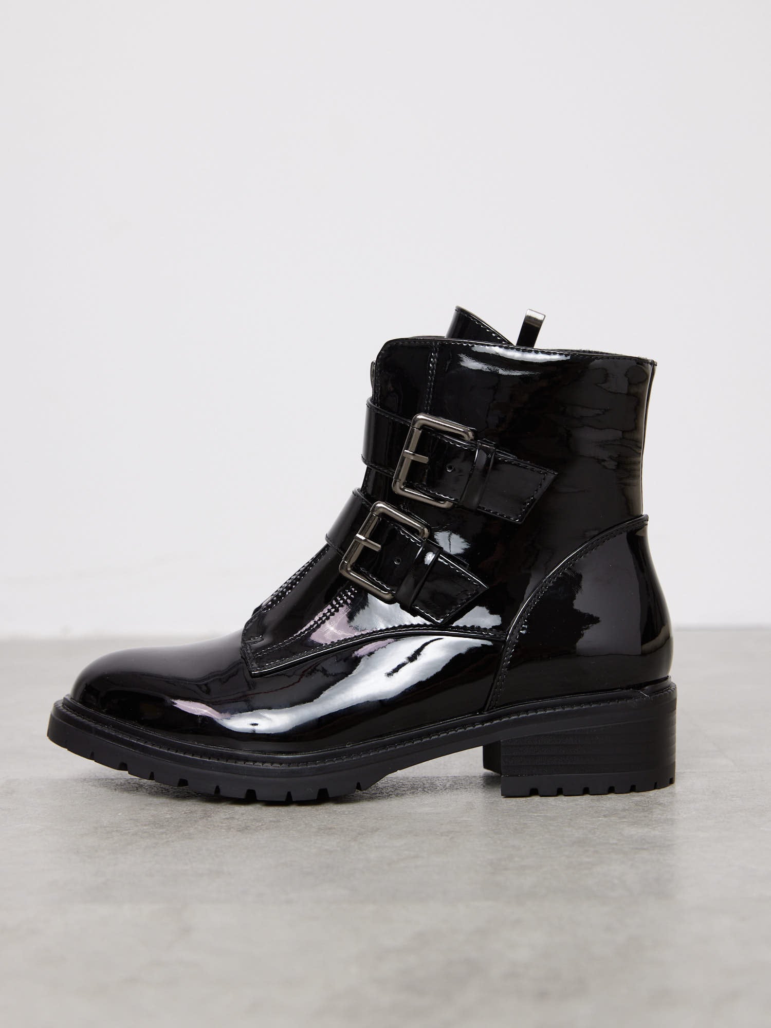 מגפון עקב לנשים שחור מבריק