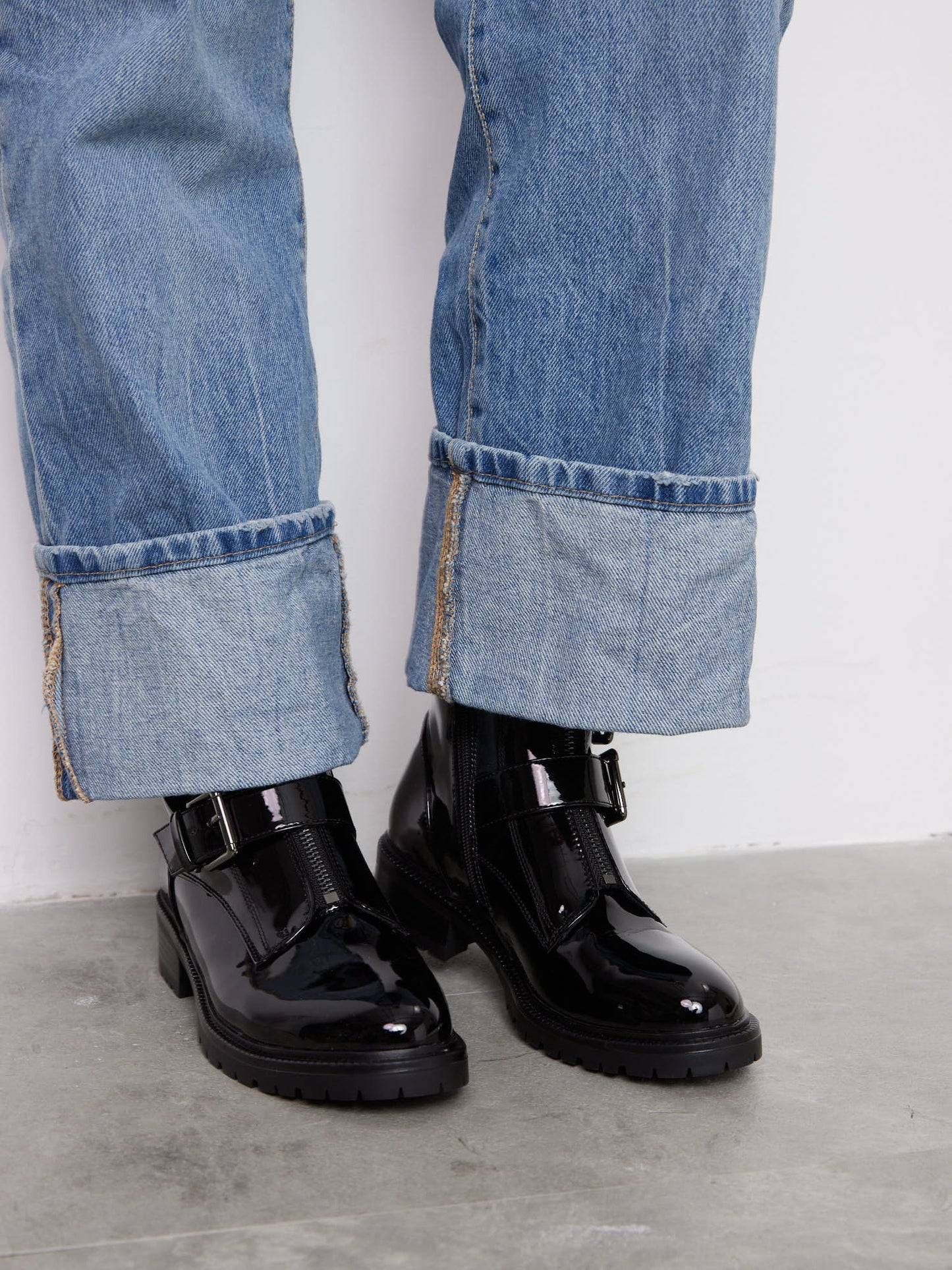 מגפון לנשים שחור לק