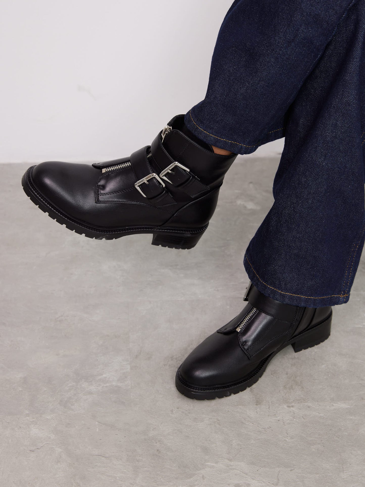 מגפונים לנשים בצבע שחור טבעוני