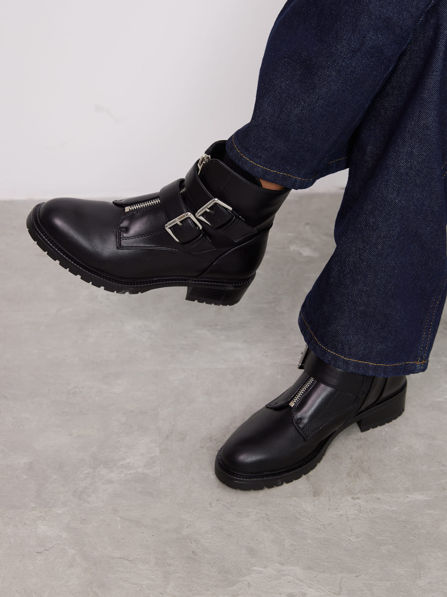 מגפונים לנשים בצבע שחור טבעוני