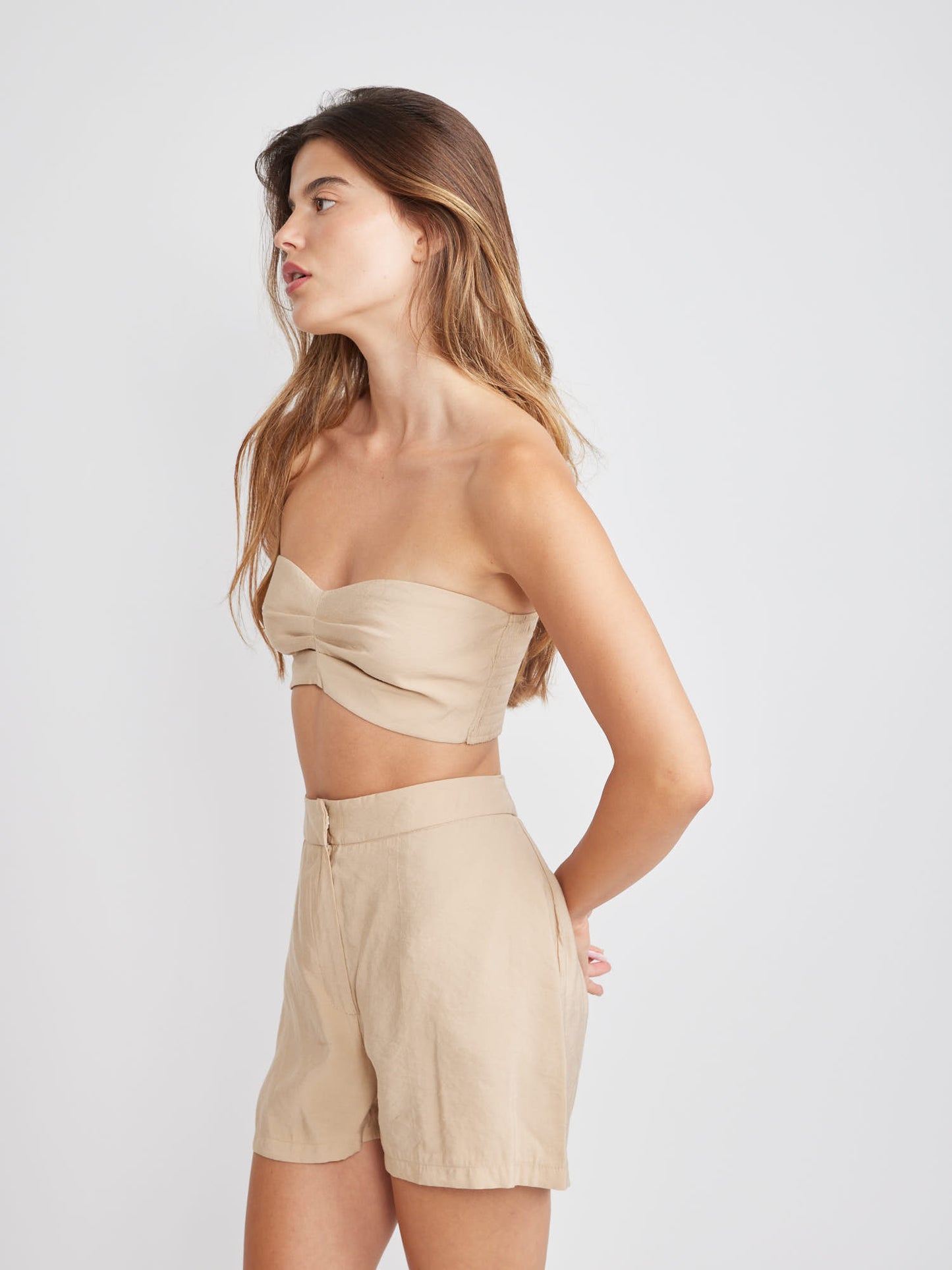 טופ סטרפלס כיווץ דפני | בז'